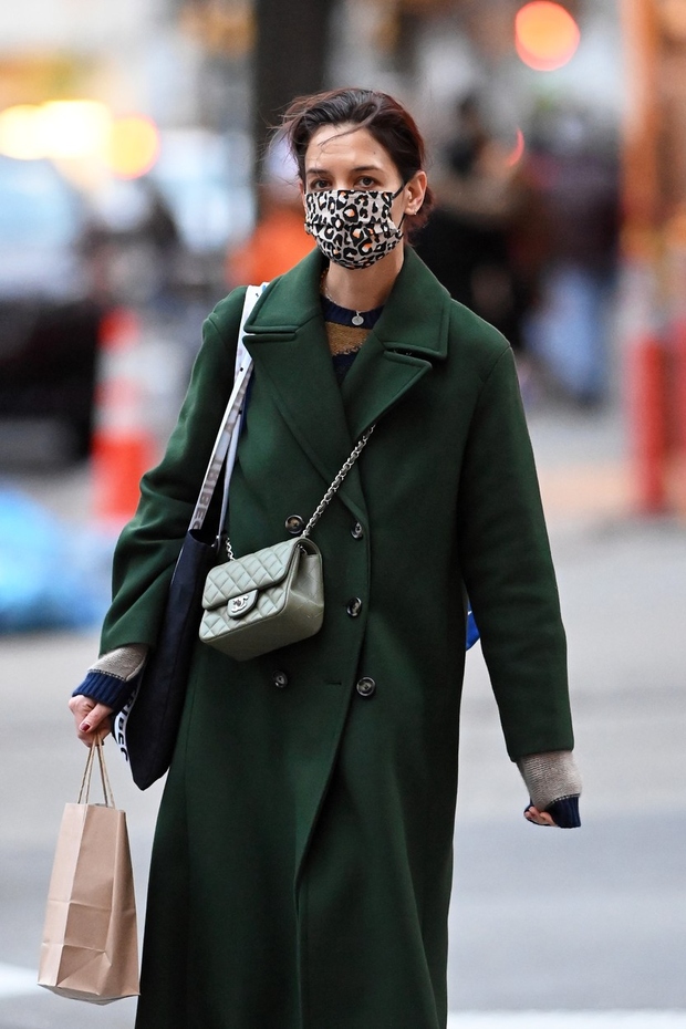 Katie Holmes so ta teden opazili, kako se sprehaja po ulicah New Yorka. 43-letna filmska ustvarjalka si je ob nizkih …