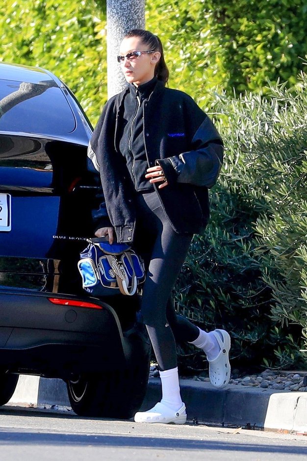 Bella Hadid se je ta teden sprehajala po ulicah Los Angelesa v sproščenem in športnem stajlingu. Zgoraj je nosila črn …