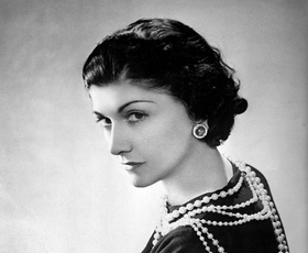Ob 51. obletnici smrti Coco Chanel razkrivamo zgodi o nastanku njenih ikoničnih čevljev in torbice 2.55