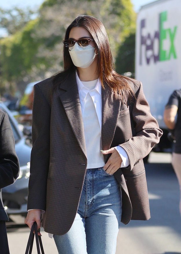 Priljubljena dnevno-poslovna kombinacija kavbojk in suknjiča ni nujno monotona. To je dokazala priljubljena manekenka Kendall Jenner, ki je namesto navadnega …