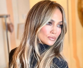 Jennifer Lopez očarala v čudoviti pomladni maksi obleki, popolni za ženske nad 40 let