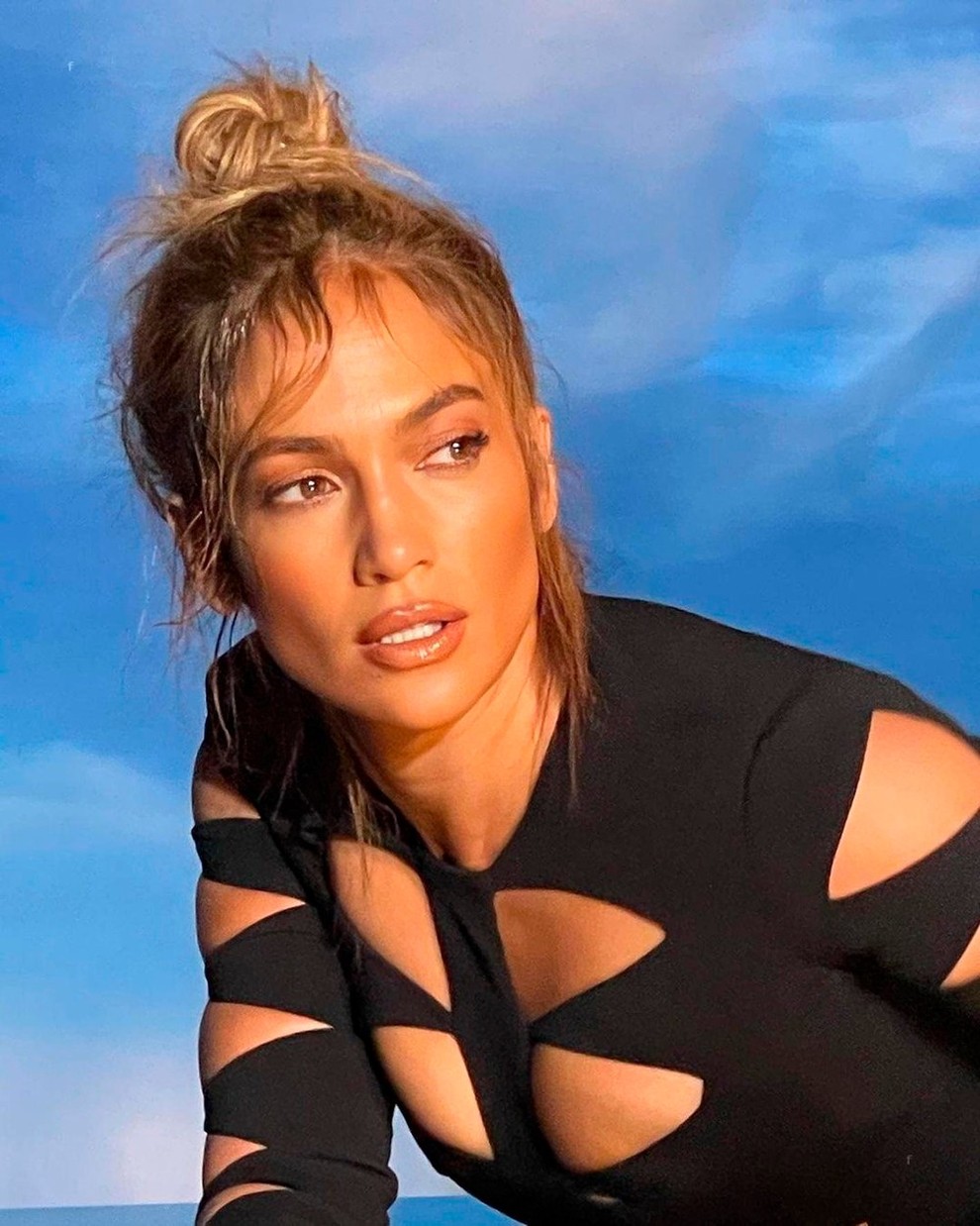 Jennifer Lopez pri svojih modnih odločitvah redko pozabi na udobje. Tokrat je izbrala pozabljen kos, ki se letos vrača med …