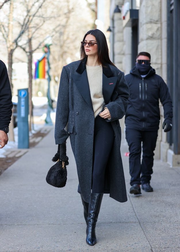 Kendall Jenner ta teden preživlja v Aspnu, v počitniškem vzdušju pa pozabila na svojo modno žilico. Izbrala je povsem enostaven …