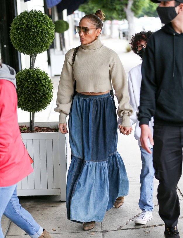 52-letna pop zvezdnica je na ulicah Los Angelesa nosila maksi boho krilo iz džinsa z vzorcem patchworka znamke Dior, kremasto …