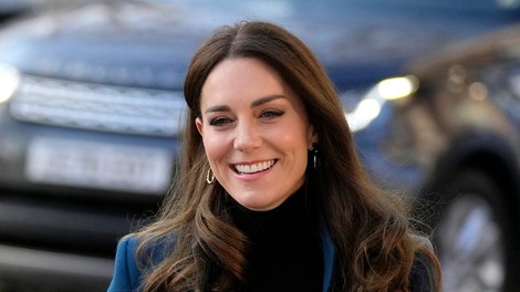 Kate Middleton čudovita v elegantnem Zarinem puloverju in s povsem novo barvo las