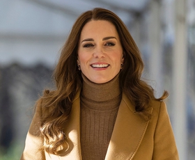 Kate Middleton presenetila s to nepričakovano barvo kavbojk in puloverjem iz 80-ih. Jo boste posnemali?