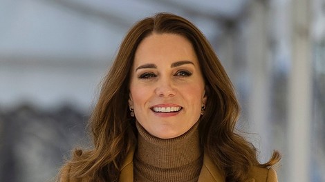 Kate Middleton presenetila s to nepričakovano barvo kavbojk in puloverjem iz 80-ih. Jo boste posnemali?