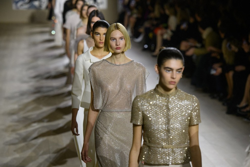 Oglejte si božansko kolekcijo Haute Couture modne hiše Christian Dior za pomlad in poletje 2022