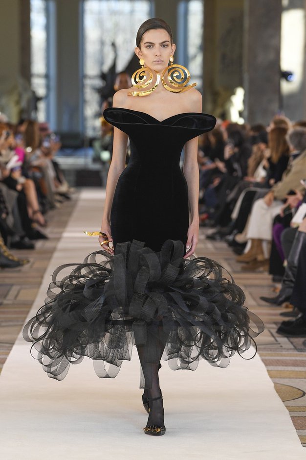 Italijanska znamka Schiaparelli je kljub prisotnosti v medijih preživljala dvoletni premor od modnih brvi. V Parizu so v ponedeljek predstavili …