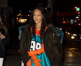 Rihanna napoveduje vrnitev nepričakovanega dodatka iz petdesetih let, ki popestrii stajling za vsako priložnost