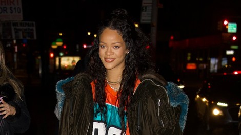 Rihanna napoveduje vrnitev nepričakovanega dodatka iz petdesetih let, ki popestrii stajling za vsako priložnost