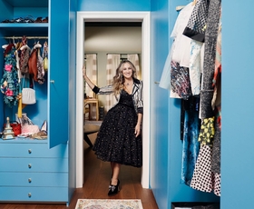 S temi preprostimi triki lahko tudi vaša garderobna omara izgleda točno tako kot od Carrie Bradshaw (in mi končno vemo, s katerimi)