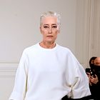Sivi lasje so bili središče modne revije Valentino Haute Couture: Kako jih nositi po zgledu visoke mode