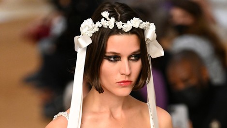 Črno obrobljene oči in bleščeče ustnice: Chanel napoveduje nove lepotne trende za letošnjo pomlad