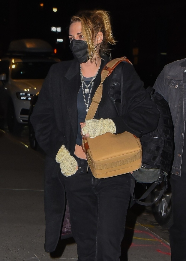 Kristen Stewart se je odločila za svetle rokavice v kontrastu s temnim stajlingom.