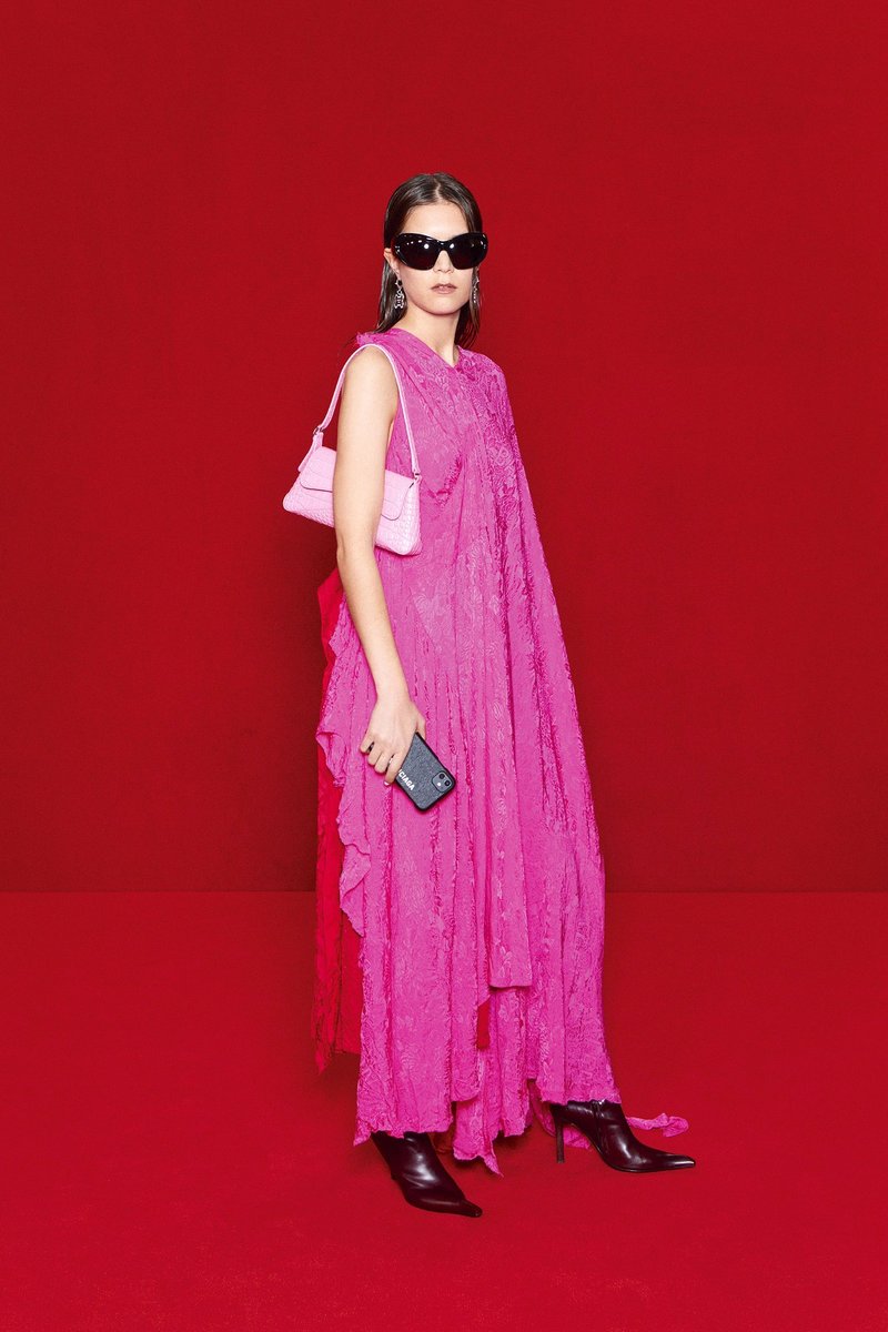Roza je barva leta: Poiščite navdih, kako jo nositi, na modnih pistah za pomlad in poletje (foto: Profimedia)
