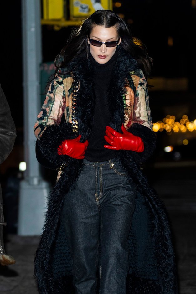 Bella Hadid stalno dokazuje, da zimska moda ni dolgočasna. Tokrat je enostaven stajling popestrila z vzorčastim plaščem, ki zajema vse …