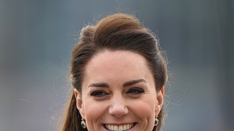 Kate Middleton je namesto plašča oblekla ta nepričakovan kos in videti je odlično