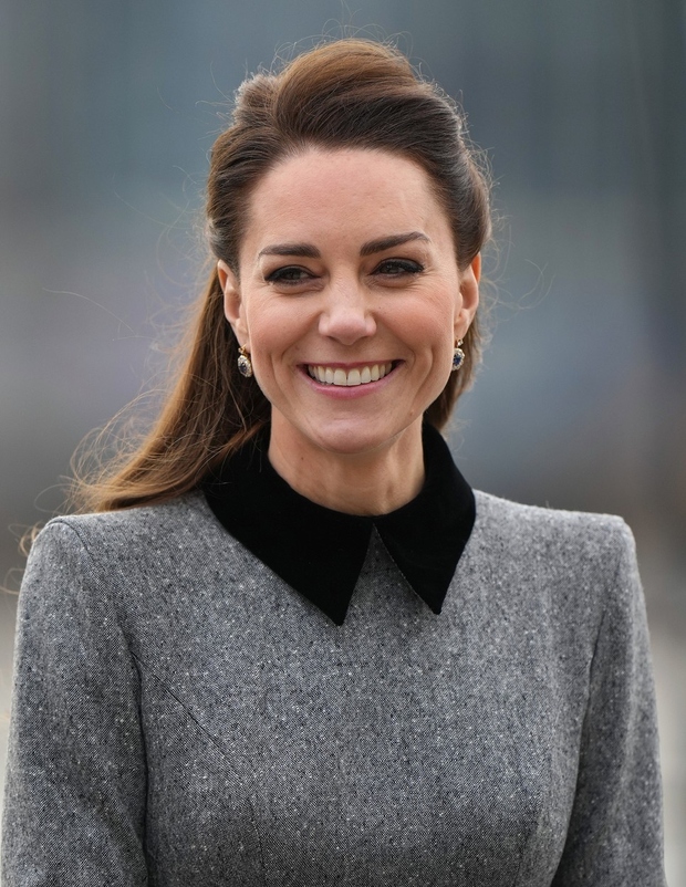 Kate Middleton je spremljala princa Charlesa in Camillo Parker Bowles na obisku v Docklandsu, pristaniškem območju v Londonu. Kraljevi trio …