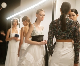 Pozabite na balerinke, Chanel za to pomlad napoveduje eleganten dvobarven trend čevljev, kot jih še niste nosili