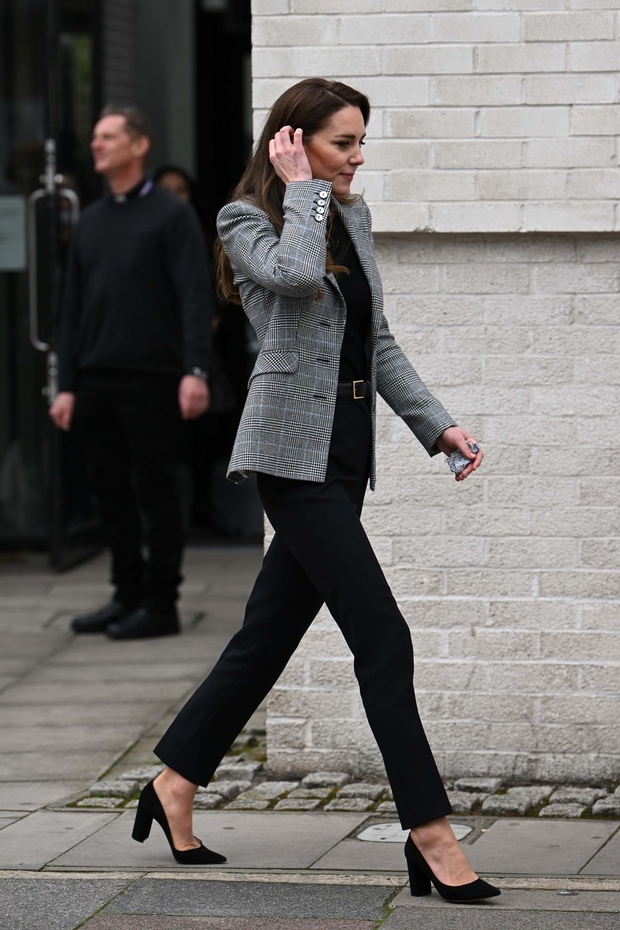 Kate je na obisku PACT (Parents and Children Together) v Southwarku svoje je skrajšane črne hlače znamke LK Bennett kombinirala …