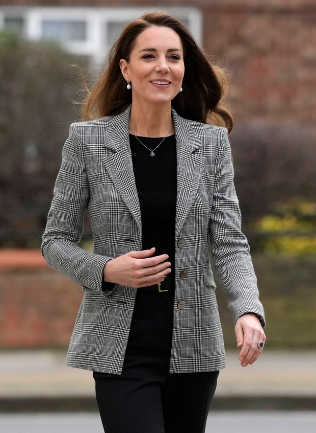 Vojvodinja Cambriška je bila nekoč predana ozkim kavbojkam, v zadnjih letih pa si je Kate izoblikovala občutek za stil, ki …