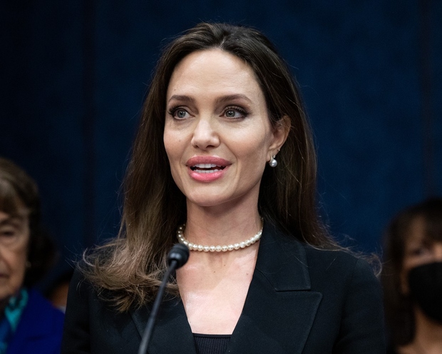 Angelina Jolie svoj vpliv znova izkorišča za dobro, tokrat s pomočjo svoje 17-letne hčerke Zahare. Svojo najstarejšo hčer je s …