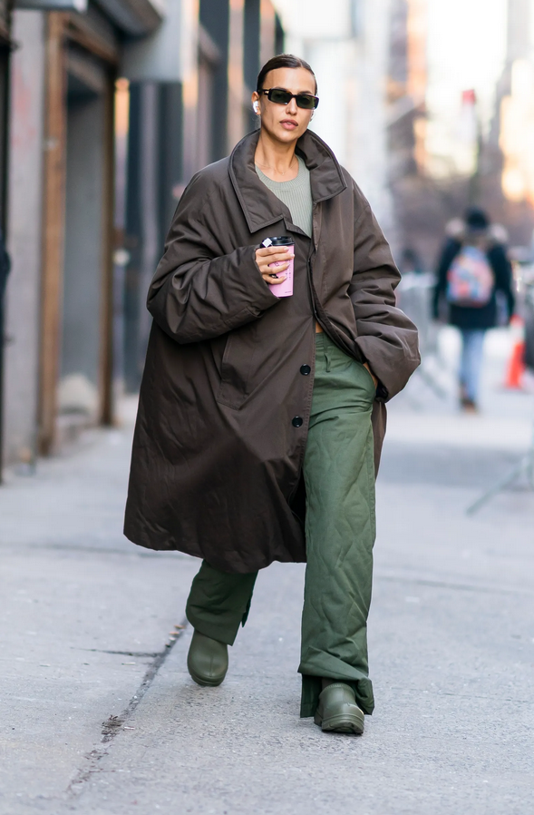 Pred modno revijo znamke Michael Kors na newyorškem tednu mode je bila Irina Shayk opažena v olivno zelenih čevljih Ugg …