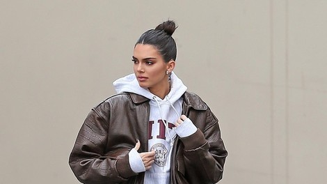 To je jakna, s katero Kendall Jenner naraje kombinira svoje črne pajkice