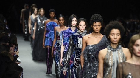 Prepustite se užitkom in si oglejte najlepše kreacije modne znamke Alberta Ferretti na tednu mode v Milanu