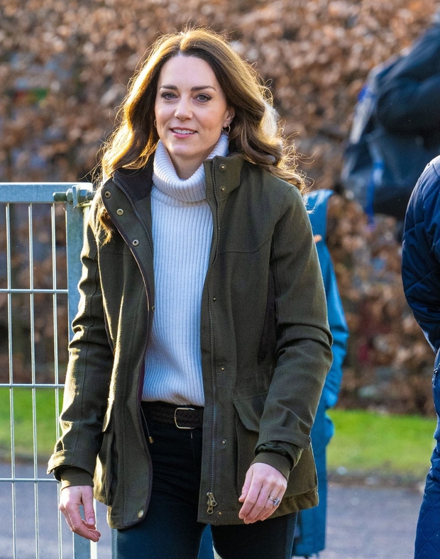 V Kopenhagnu je Kate Middleton med obiskom vrtca sredi narave nosila pulover s širokim pulijem, pod katerim se je podpisal …