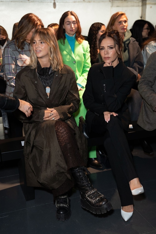 Na modni reviji je Beckhamova sedela v prvi vrsti poleg modela Jourdan Dunn in dekleta svojega sina Romea, modne vplivnice …
