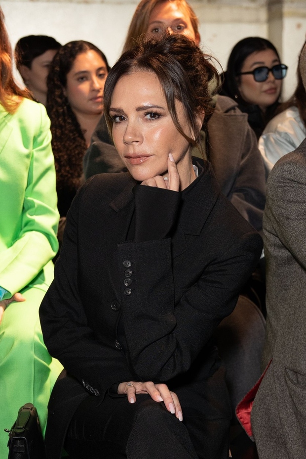 Victoria Beckham se je po New Yorku sprehodila v obleki, ki neustavljivo asociira na Pepelko 21. stoletja. Oblikovalka se je …