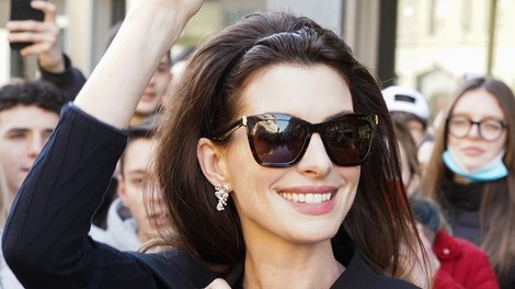 Anne Hathaway kot moderna Jackie Kennedy v Milanu. Navdušeni smo nad njenim videzom!
