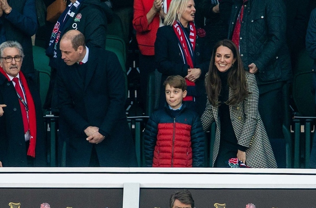 Kate je bila videti presrečna, ko je Georgeu razlagala igro, osemletnik pa je bil oblečen v rdečo in mornarsko modro …