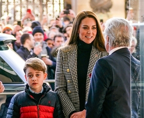 Kate Middleton na ragbi tekmi s princem Williamom in princem Geogeom nosila čudovit črno-bel plašč