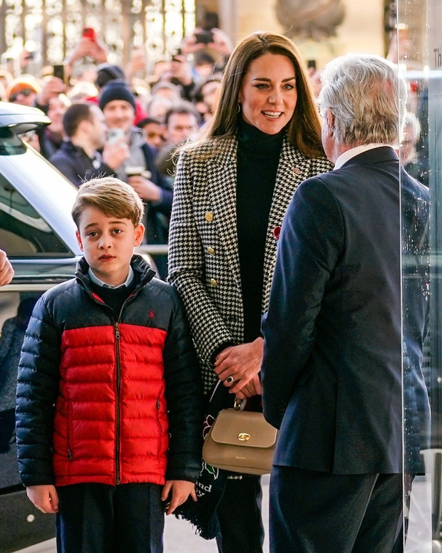 Princ George je spremljal princa Williama in Kate Middleton na tekmi šestih angleških narodov proti Walesu na stadionu Twickenham. Vojvodinja …