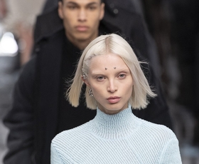 Givenchy in njegova neznosna prostranost modnih kreacij na tednu mode v Parizu. Oglejte si najlepše modne videze