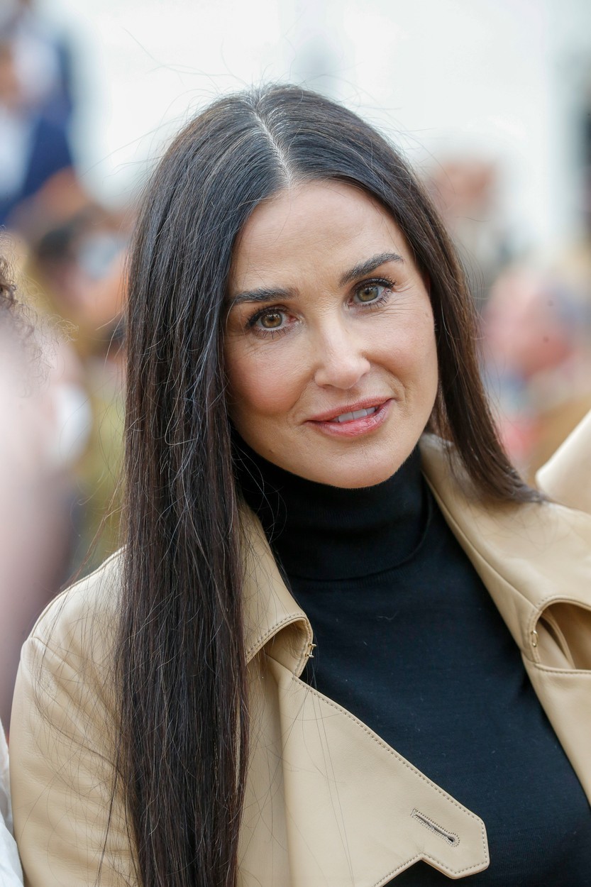 Demi Moore je bila na pariškem tednu mode definicija glamurja. 59-letna igralka je ljubiteljica mode, zato ni želela zamuditi modne …