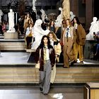 Jesenska kolekcija modne hiše Louis Vuitton vse upe polaga v mlade in pri njih išče navdih. Oglejte si najlepše kreacije modne revije