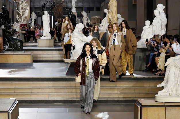 V fotogaleriji si oglejte vse najlepše videze z modne revije Louis Vuitton.