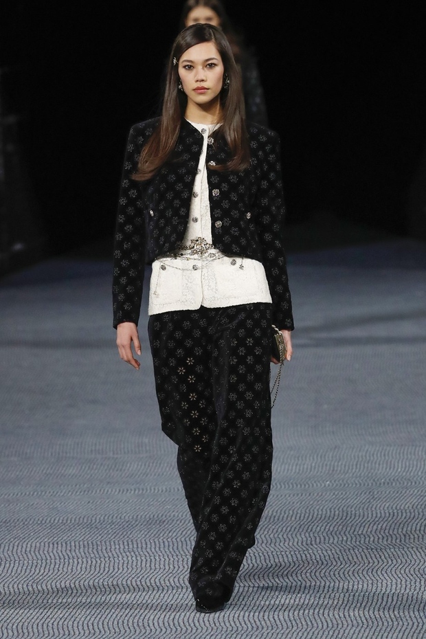 Chanel se je z novo jesensko kolekcijo poklonil tkanini, ki je modno hišo naredila ikonično - tvid. Oglejte si vse osupljive kreacije