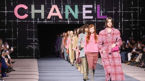 Chanel se je z novo jesensko kolekcijo poklonil tkanini, ki je modno hišo naredila ikonično - tvid. Oglejte si vse osupljive kreacije