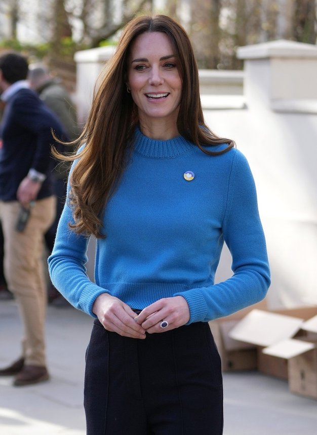 Kate se zaveda, kako močno sporočilo lahko pošlje s svojimi modnimi odločitvami, zato je izbrala moder pulover znamke Alexander McQueen, …