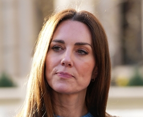 Kate Middleton v znak podpore oblečena v ukrajinsko modro