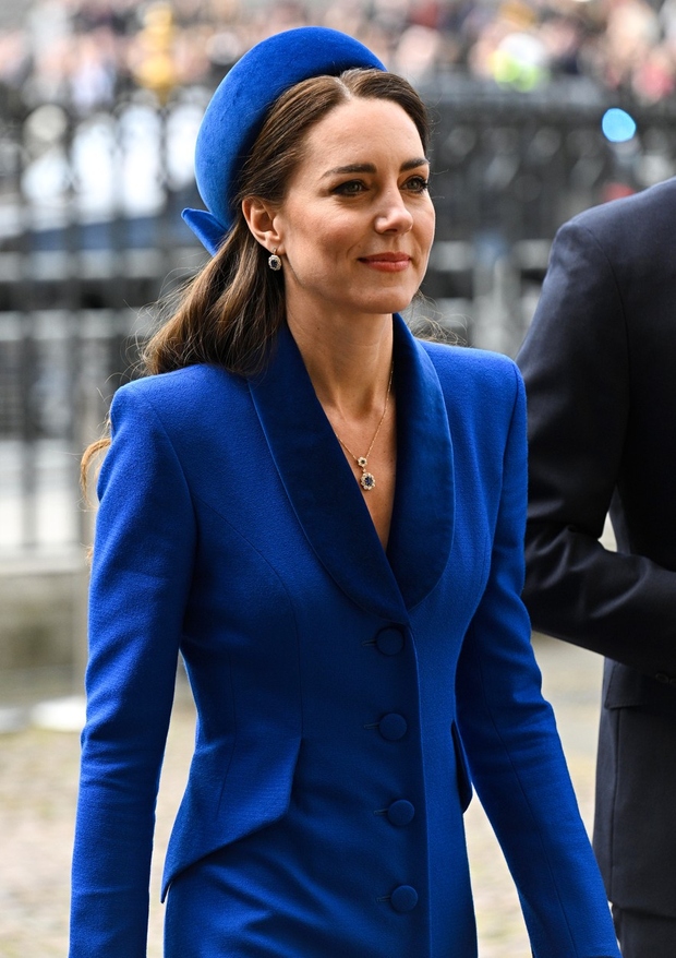Kate se za uradne priložnosti pogosto odloči za oblikovalko Catherine Walker iz Chelseaja, katere sivo obleko te znamke je nosila …