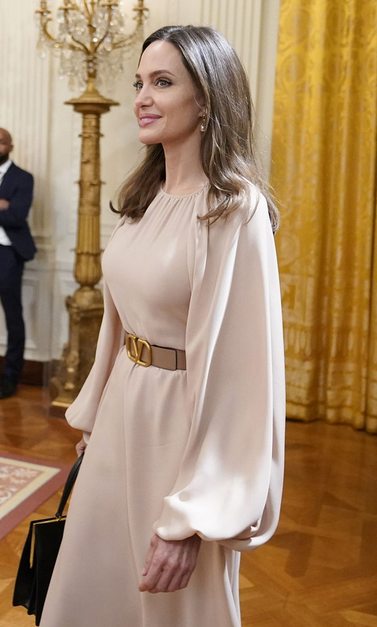 Angelino Jolie je tudi tokrat spremljala 17-letna hčerka Zahara, ki je tokrat nosila kratek sivkast plašč z dvojnim zapenjanjem. Angelina …