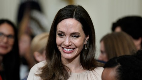 Angelina Jolie čudovita v elegantni bež obleki s tem posebnim detajlom, ki ga boste želeli posnemati