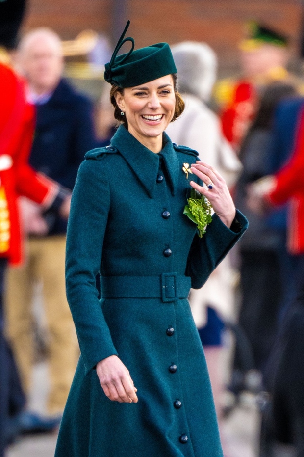 Kate se je za praznik oblekla v kraljevsko zelen plašč znamke Laura Green, klobuk znamke Lock & Co. Hatters, in …