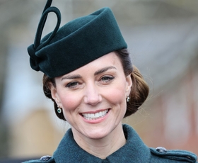 Kate Middleton na paradi ob dnevu svetega Patrika nosila kraljevski zeleni plašč naših sanj